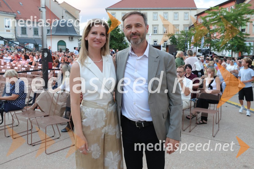  Ana Delin, pevka, Vox Arsana;  Mladen Delin, direktor festivala ArsanaVečer slovenske popevke, 18. Festival Arsana