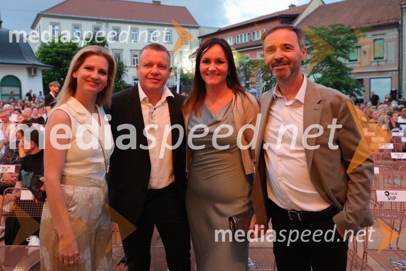  Ana Delin, pevka, Vox Arsana;  ... ;  ... ;  Mladen Delin, direktor festivala ArsanaVečer slovenske popevke, 18. Festival Arsana