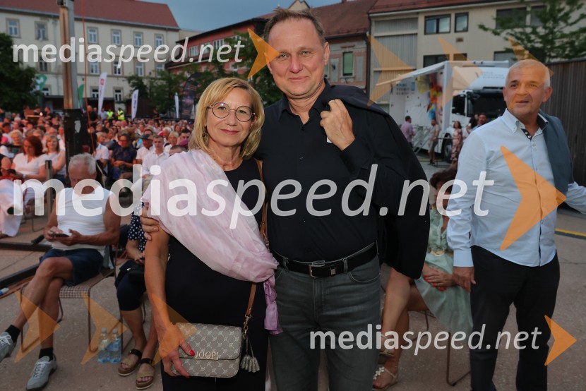  Duška Medved; dr. Samo Peter Medved, predsednik Matične sekcije gradbenih inženirjevVečer slovenske popevke, 18. Festival Arsana