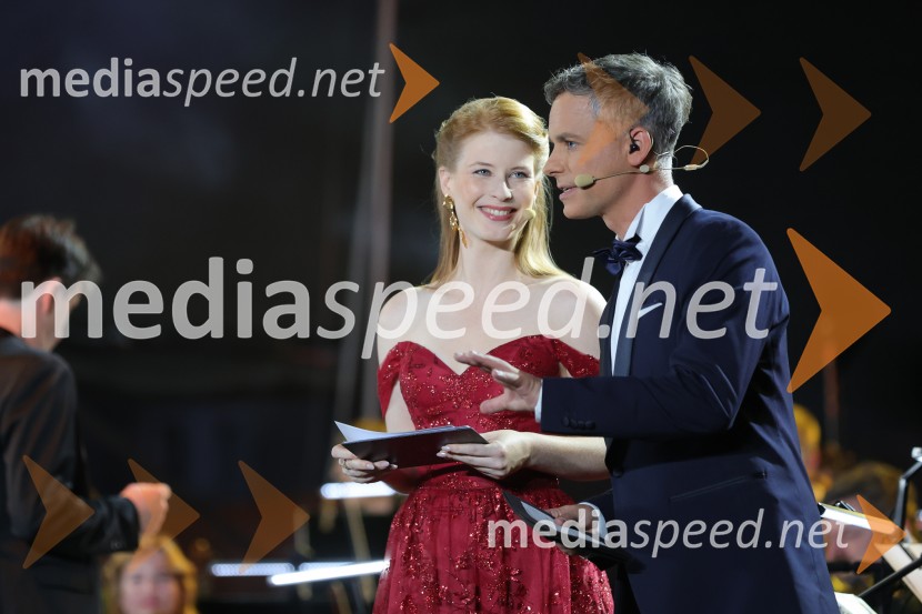  Klara Eva Kukovičič;  Andrej Geržina, TV voditeljVečer slovenske popevke, 18. Festival Arsana