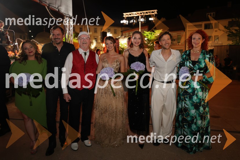  Jana Šušteršič, pevka, zmagovalka šova Slovenija ima talent 2014;  Andraž Hribar, pevec;  Tomaž Domicelj, glasbenik;  Saša Lešnjek, pevka, igralka;  Veronika Strnad, pevka;  Klemen Slakonja, igralec, komik in TV voditelj;  Lea Likar, pevkaVečer slovenske popevke, 18. Festival Arsana