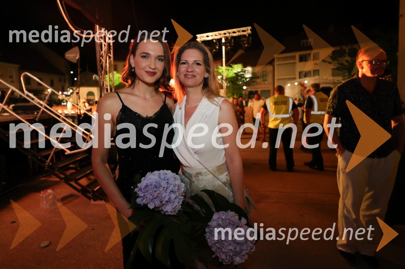  Veronika Strnad, pevka;  Ana Delin, pevka, Vox ArsanaVečer slovenske popevke, 18. Festival Arsana