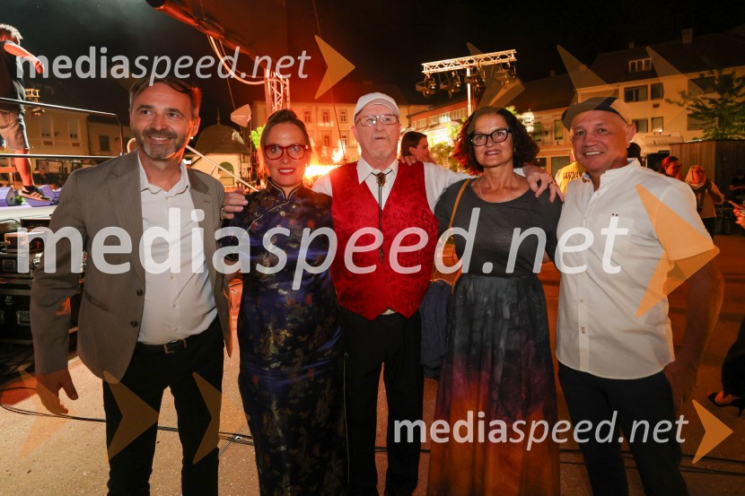  Mladen Delin, direktor festivala Arsana;  ... ;  Tomaž Domicelj, glasbenik;   Irena Brunec - Tébi, kiparka in slikarka;  ... Večer slovenske popevke, 18. Festival Arsana