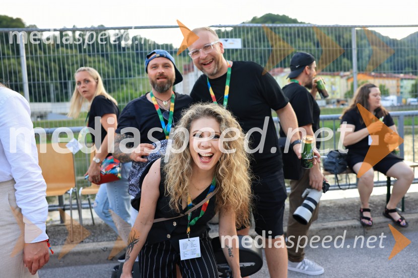 Pivo in cvetje 2026, petek