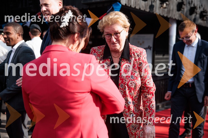  Fabienne Runyo, veleposlanica Francije v Sloveniji;  Mira Šemić, somelier 3Francosko veleposlaništvo