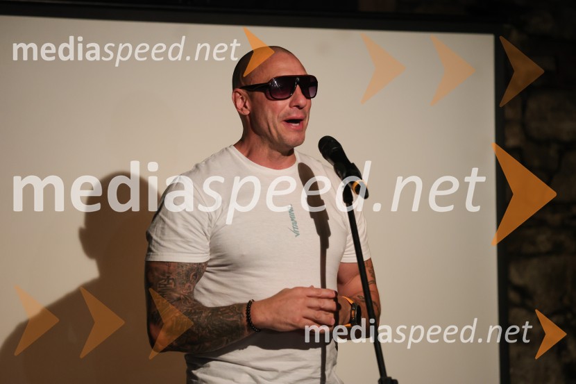  Denis Porčič – Chorchyp, glasbenik, mojster borilnih veščinSTEFFANIO predstavlja trilogijo videospotov: zgodbo o boju, ljubezni in ponovnem rojstvu