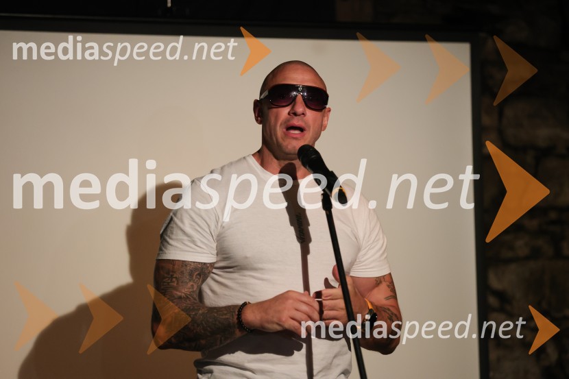  Denis Porčič – Chorchyp, glasbenik, mojster borilnih veščinSTEFFANIO predstavlja trilogijo videospotov: zgodbo o boju, ljubezni in ponovnem rojstvu