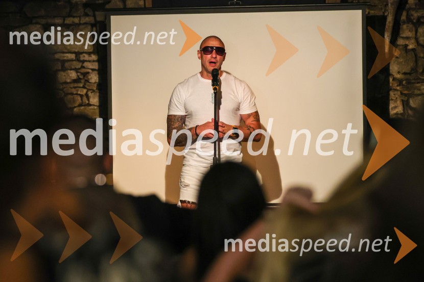  Denis Porčič – Chorchyp, glasbenik, mojster borilnih veščinSTEFFANIO predstavlja trilogijo videospotov: zgodbo o boju, ljubezni in ponovnem rojstvu
