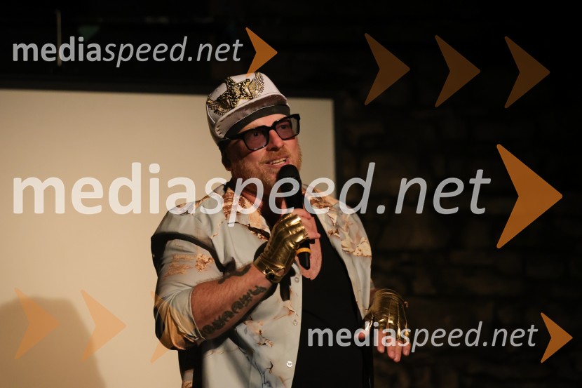  Štefan  Čamič - Steffanio, skupina Game OverSTEFFANIO predstavlja trilogijo videospotov: zgodbo o boju, ljubezni in ponovnem rojstvu