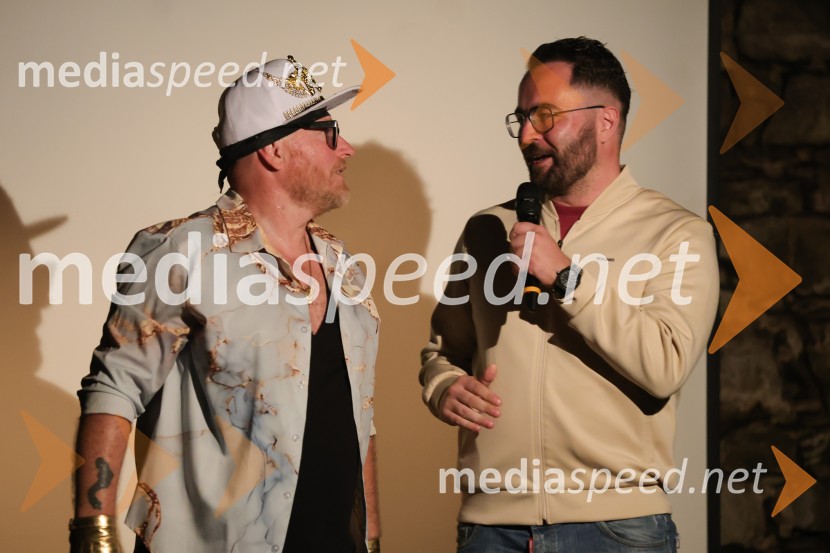  Štefan  Čamič - Steffanio, skupina Game Over;  Darius Jović, fotograf in snemalecSTEFFANIO predstavlja trilogijo videospotov: zgodbo o boju, ljubezni in ponovnem rojstvu