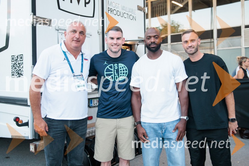  Saša Dončić, bivši košarkar, trener;  Greg St. Jean, košarkarski trener;  ... ;  Anže Maček, kondicijski trenerSlovenija premagala Latvijo