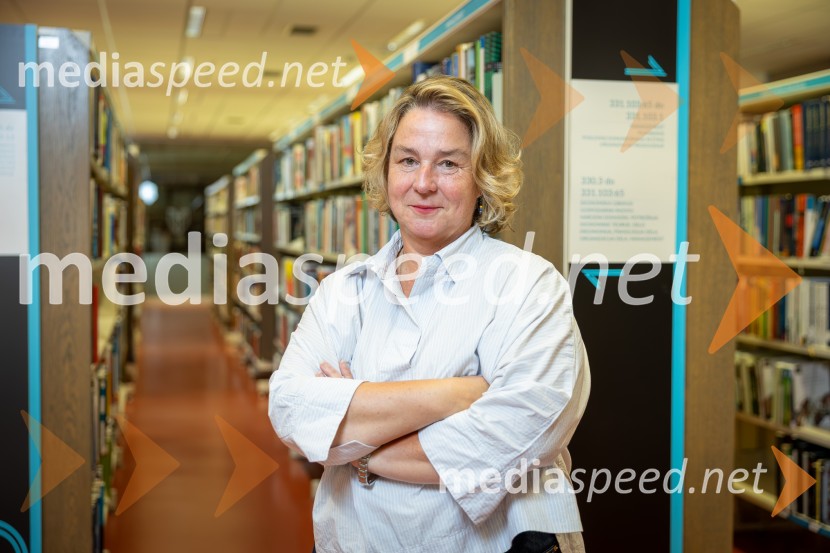 Doc. dr. Sabina Fras Popović, komparativistka in knjižničarkaDoc. dr. Sabina Fras Popović, portret