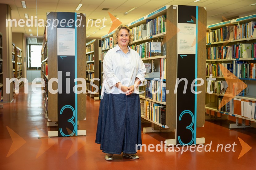 Doc. dr. Sabina Fras Popović, komparativistka in knjižničarkaDoc. dr. Sabina Fras Popović, portret