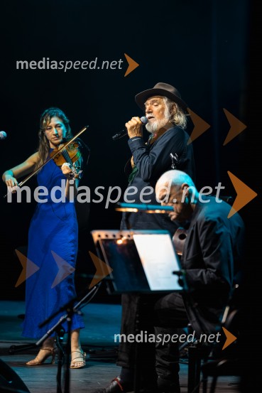  Yvette Holzwarth, violina, vokal;  Rade Šerbedžija, igralec, režiser in glasbenik;  Miroslav Tadić, kitaristRade Šerbedžija, Ljubljana Festival 2026