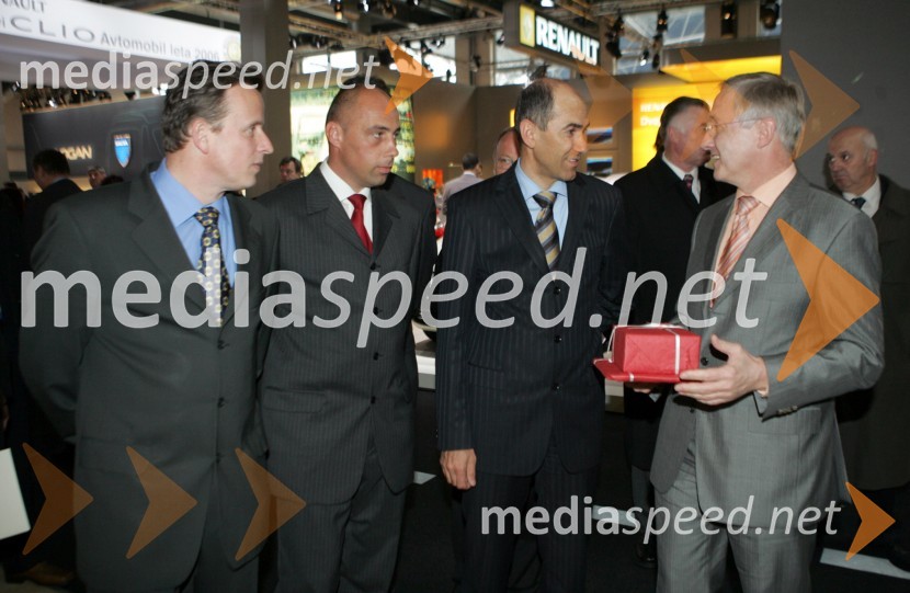 Bojan Šrot, župan Celja, Robert Golob, predsednik avtomobilskega društva Slovenije in vodja komerciale ...,  Janez Janša, predsednik Vlade Republike Slovenije in Klaus Oberhammer, generalni direktor podjetja Citroen Slovenija d.o.o.23. avtomobilski salon Slovenije, Celje