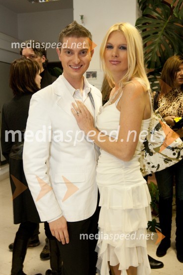 	Damjan Murko, pevec in njegova soproga Maja ŽilavecOptimist, premiera