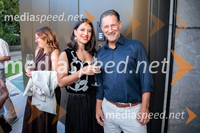  Bita Bagheri, sodelavka za trženje, FledgeWorks;  John Denhof, direktor podjetja Subtle InsightsPoletno druženje Back from summer, Britansko-slovenska gospodarska zbornica