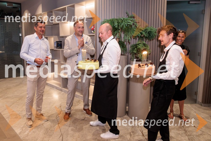  Luka Vesnaver, predsednik Britansko-slovenske gospodarske zbornice in partner v ION Advisory;  Mart D. Buh, vodja poslovnega razvoja, Britansko-slovenska gospodarska zbornica;  ... ;  ... Poletno druženje Back from summer, Britansko-slovenska gospodarska zbornica
