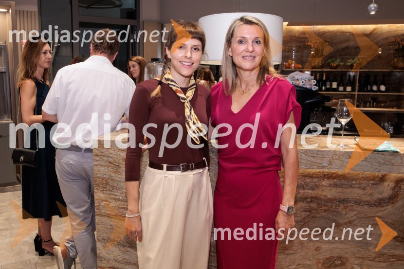  Saška Vipotnik, glasbenica;  Barbara Uranjek Kozina, direktorica, Britansko-slovenska gospodarska zbornicaPoletno druženje Back from summer, Britansko-slovenska gospodarska zbornica