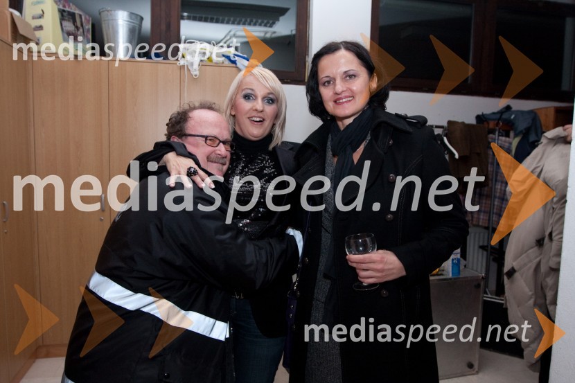 	Tomaž Domicelj, glasbenik, Alenka Godec, pevka in Irena Brunec, kiparkaOptimist, premiera