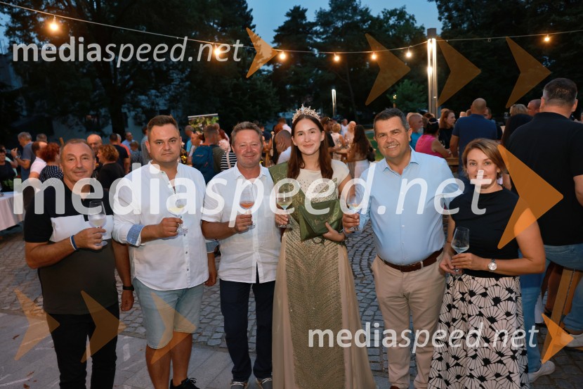  Andrej Matjašec, podžupan, Občina Lendava;  Patrik Kocet;  ... ;  Tia Tonkovič, 2. vinska kraljica Lendave;  Janez Magyar, župan, Občina Lendava;  ... Večer lendavskih vin in koncert kvarteta Duh, Festival Vinarium