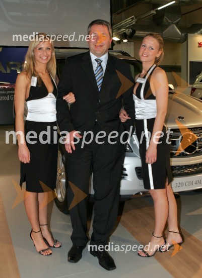 Štefan Voeroeš, direktor podjetja AC-Intercar d.o.o. (blagovna znamka Mercedes-Benz) s hostesami23. avtomobilski salon Slovenije, Celje