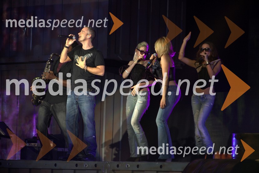 Eros Ramazzotti, pevec z backvokalistkami in saksofonistomEros Ramazzotti, koncert