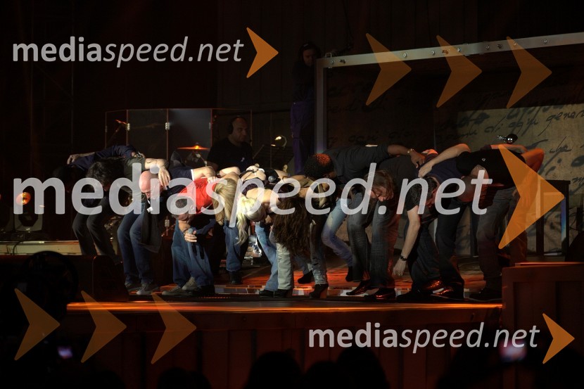 Eros Ramazzotti, pevec z backvokalistkami in bandomEros Ramazzotti, koncert