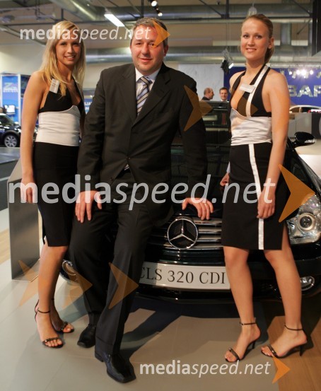Štefan Voeroeš, direktor podjetja AC-Intercar d.o.o. (blagovna znamka Mercedes-Benz) s hostesami23. avtomobilski salon Slovenije, Celje