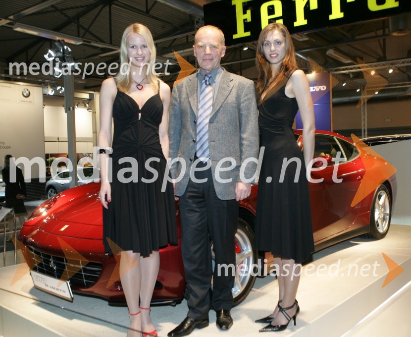 Mag. Herman Rigelnik, direktor podjetja Autocommerce d.d. s hostesama23. avtomobilski salon Slovenije, Celje