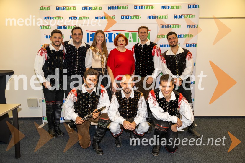  Robi Novak, ansambel Mladi Korenjaki;  Aleš Jurman, kontrabas, Ansambel Saša Avsenika;  Tommy Budin, klarinetist, Ansabel Saša Avsenika;  Lucija Selak, pevka, Ansambel Saša Avsenika;  Simona Mandl, center managerka Europarka;  Matic Plevel, kitara, Ansambel Saša Avsenika;  Sašo  Avsenik, glasbenik;  Denis  Daneu, trobentač, Ansambel Saša Avsenika;  Luka Sešek, pevec, Ansambel Saša AvsenikaAnsambel Saša Avsenika, Europark 26. rojstni dan