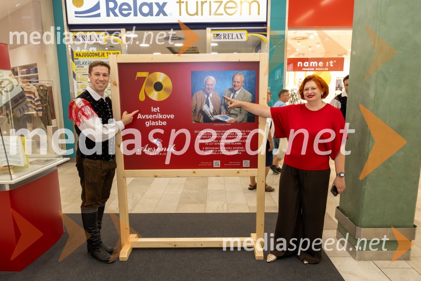  Sašo Avsenik, glasbenik, Ansambel Saša Avsenika;  Simona Mandl, center managerka EuroparkaAnsambel Saša Avsenika, Europark 26. rojstni dan