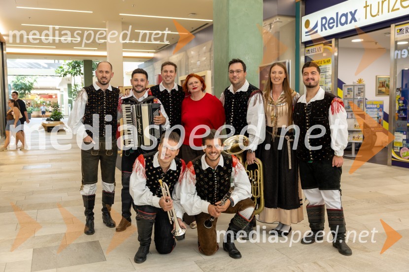  Matic Plevel, kitara, Ansambel Saša Avsenika;  Robi Novak, ansambel Mladi Korenjaki;  Sašo  Avsenik, glasbenik;  Denis  Daneu, trobentač, Ansambel Saša Avsenika;  Simona Mandl, center managerka Europarka;  Tommy Budin, klarinetist, Ansabel Saša Avsenika;  Aleš Jurman, kontrabas, Ansambel Saša Avsenika;  Lucija Selak, pevka, Ansambel Saša Avsenika;  Luka Sešek, pevec, Ansambel Saša AvsenikaAnsambel Saša Avsenika, Europark 26. rojstni dan