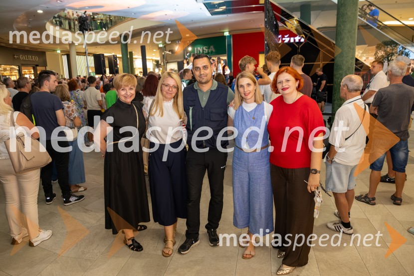  Petra Romih, marketing, Europark;  ... ;  ... ;  Vanja Bele Kovačič, vodja marketinga, Europark;  Simona Mandl, center managerka EuroparkaAnsambel Saša Avsenika, Europark 26. rojstni dan
