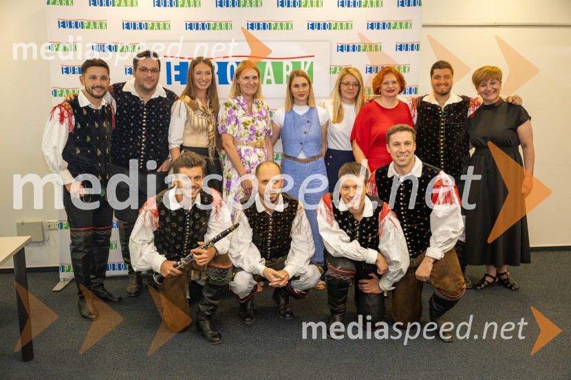  Robi Novak, ansambel Mladi Korenjaki;  Aleš Jurman, kontrabas, Ansambel Saša Avsenika;  Tommy Budin, klarinetist, Ansabel Saša Avsenika;  Lucija Selak, pevka, Ansambel Saša Avsenika;  ... ;  Matic Plevel, kitara, Ansambel Saša Avsenika;  Vanja Bele Kovačič, vodja marketinga, Europark;  ... ;  Denis  Daneu, trobentač, Ansambel Saša Avsenika;  Simona Mandl, center managerka Europarka;  Sašo  Avsenik, glasbenik;  Luka Sešek, pevec, Ansambel Saša Avsenika;  Petra Romih, marketing, EuroparkAnsambel Saša Avsenika, Europark 26. rojstni dan