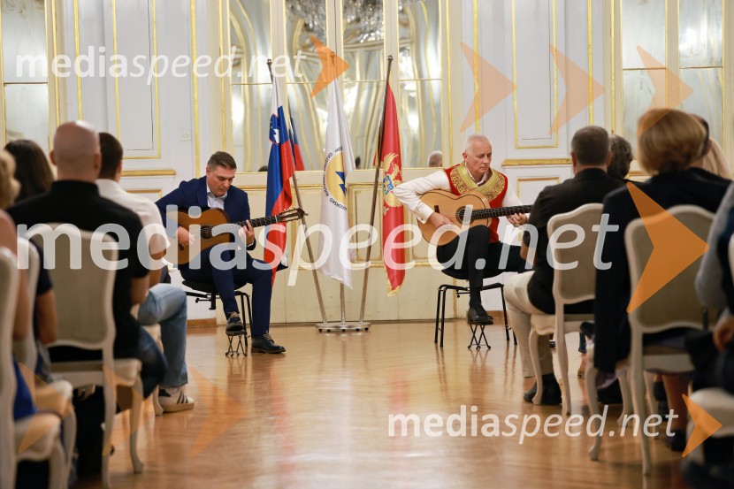 Kitarska virtuoza Srđan Bulatović in Darko Nikčević navdušila v SNG Maribor