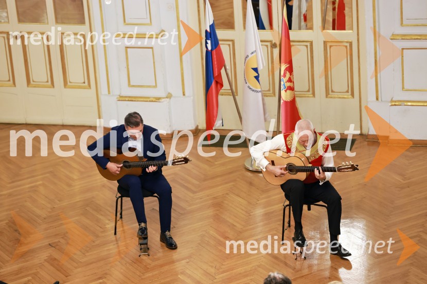 Kitarska virtuoza Srđan Bulatović in Darko Nikčević navdušila v SNG Maribor