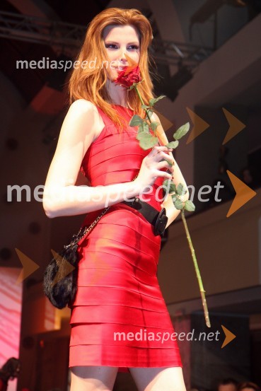 Karin Škufca, manekenkaMavrično v Ljubljani, modna revija z znanimi Slovenkami