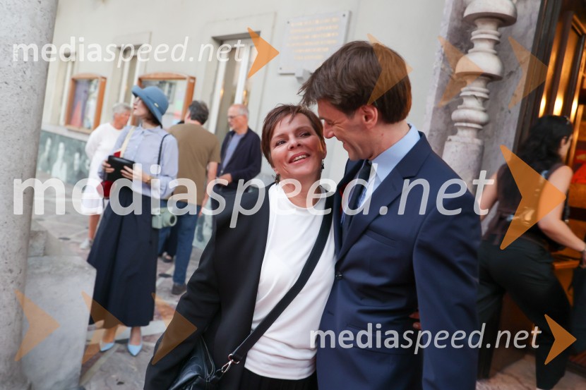  Vesna  Slapar, igralka;  Rok J. Bozovičar, direktor, Prešernovo gledališče Kranj Osem ur ni ves dan, premiera, Prešernovo gledališče Kranj