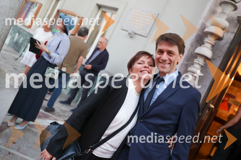  Vesna  Slapar, igralka;  Rok J. Bozovičar, direktor, Prešernovo gledališče Kranj Osem ur ni ves dan, premiera, Prešernovo gledališče Kranj