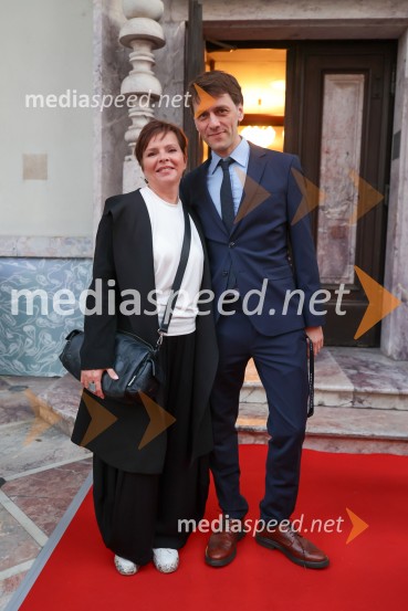  Vesna  Slapar, igralka;  Rok J. Bozovičar, direktor, Prešernovo gledališče Kranj Osem ur ni ves dan, premiera, Prešernovo gledališče Kranj