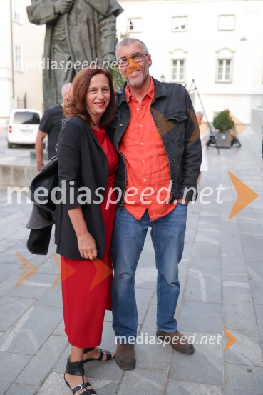  Barbara Medvešček, igralka;  Mare Bulc, režiser in umetniški vodja LGLOsem ur ni ves dan, premiera, Prešernovo gledališče Kranj