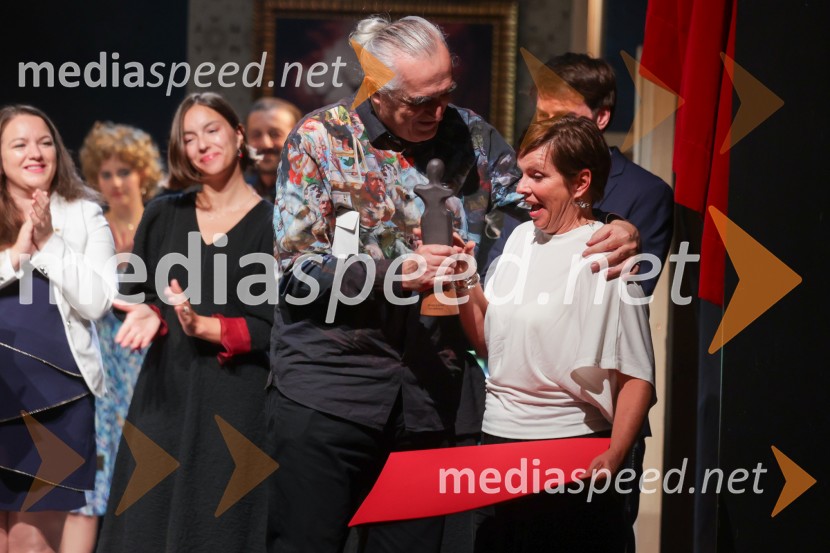 ... ;  Vesna  Slapar, igralkaOsem ur ni ves dan, premiera, Prešernovo gledališče Kranj
