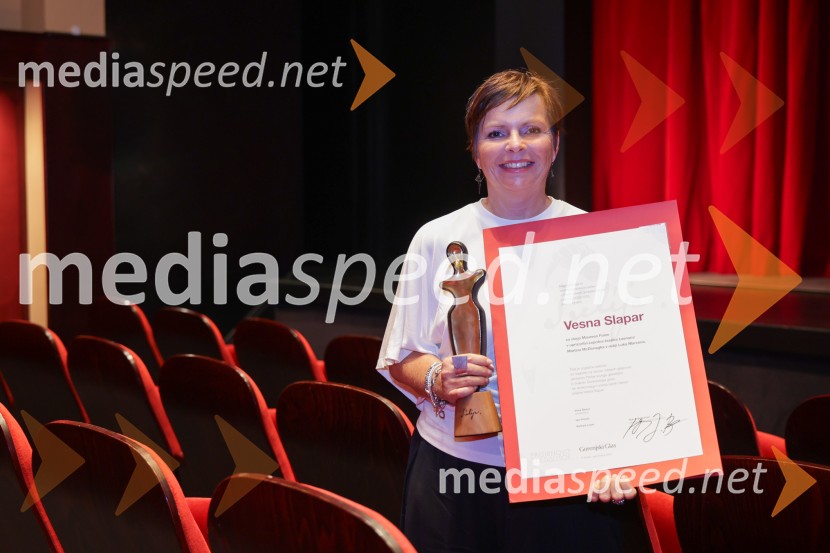  Vesna  Slapar, igralkaOsem ur ni ves dan, premiera, Prešernovo gledališče Kranj