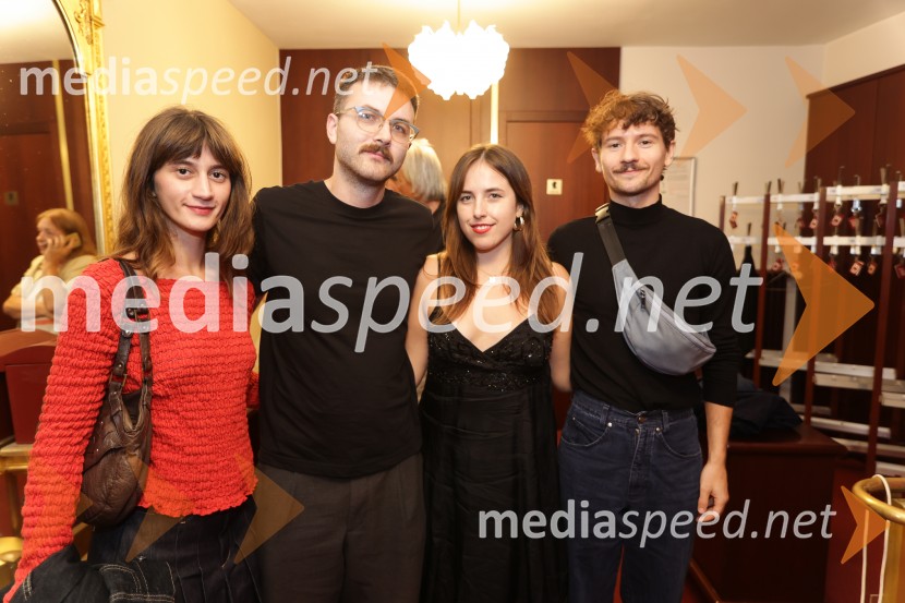  Staša Popović, igralka;  ... ;  Brina Jenček, asistentka dramaturga;  ... Osem ur ni ves dan, premiera, Prešernovo gledališče Kranj
