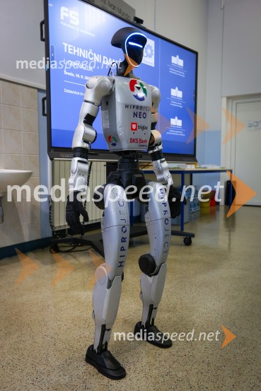 Mladi raziskovalci tehnike 2026 in prikaz delovanja humanoidnega robota