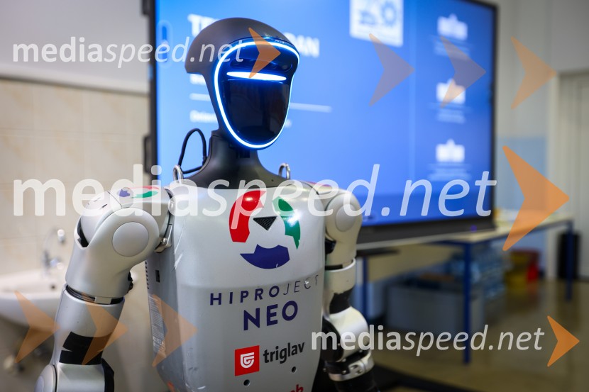 Mladi raziskovalci tehnike 2026 in prikaz delovanja humanoidnega robota