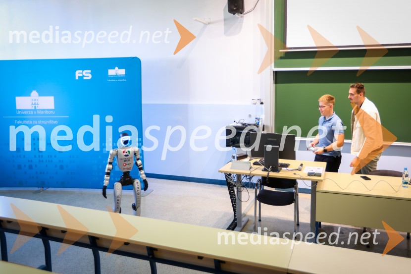 Mladi raziskovalci tehnike 2026 in prikaz delovanja humanoidnega robota