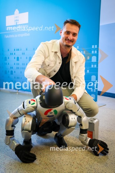 Mladi raziskovalci tehnike 2026 in prikaz delovanja humanoidnega robota