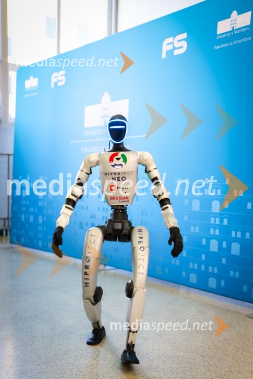 Mladi raziskovalci tehnike 2026 in prikaz delovanja humanoidnega robota